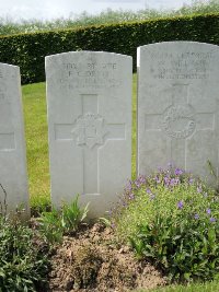 Bagneux British Cemetery Gezaincourt - Denis, F C