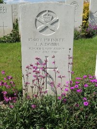 Bagneux British Cemetery Gezaincourt - Dobbs, J A