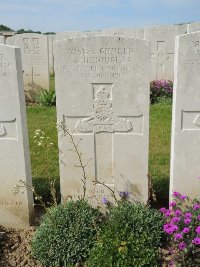 Bagneux British Cemetery Gezaincourt - Douglas, Anthony Hodgson