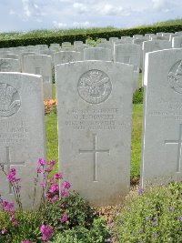 Bagneux British Cemetery Gezaincourt - Dowler, G E