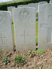 Bagneux British Cemetery Gezaincourt - England, R F