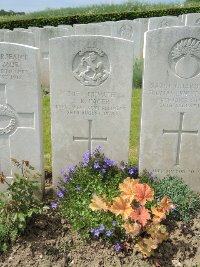 Bagneux British Cemetery Gezaincourt - Facer, J R