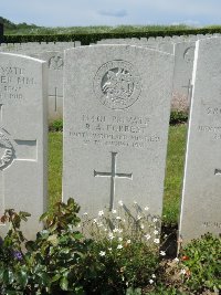 Bagneux British Cemetery Gezaincourt - Forrest, R A