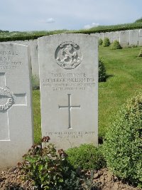 Bagneux British Cemetery Gezaincourt - Fox, Frederick William