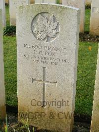 Bagneux British Cemetery Gezaincourt - Fox, P C