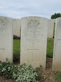 Bagneux British Cemetery Gezaincourt - Fox, Thomas