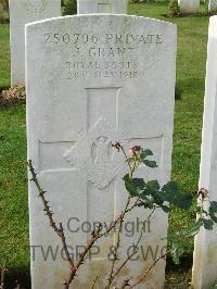 Bagneux British Cemetery Gezaincourt - Grant, J