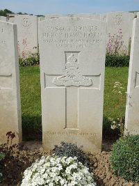 Bagneux British Cemetery Gezaincourt - Hawthorne, Percy