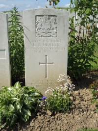 Bagneux British Cemetery Gezaincourt - Healey, L T