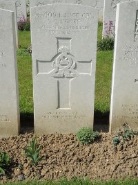 Bagneux British Cemetery Gezaincourt - Hooks, Thomas James