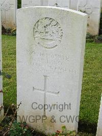 Bagneux British Cemetery Gezaincourt - Ireland, G