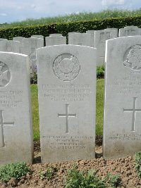 Bagneux British Cemetery Gezaincourt - James, John William