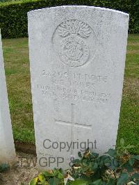 Bagneux British Cemetery Gezaincourt - Jones, R S