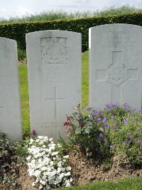 Bagneux British Cemetery Gezaincourt - Jones, Robert Ernest