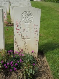 Bagneux British Cemetery Gezaincourt - Knight, W J