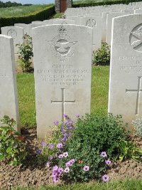 Bagneux British Cemetery Gezaincourt - Leake, Eric Gilbert