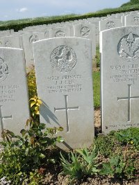 Bagneux British Cemetery Gezaincourt - Lee, Joseph James