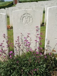 Bagneux British Cemetery Gezaincourt - Lees, James Moreton