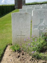 Bagneux British Cemetery Gezaincourt - Lesar, Thomas George