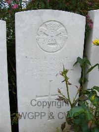 Bagneux British Cemetery Gezaincourt - Lewis, Alfred