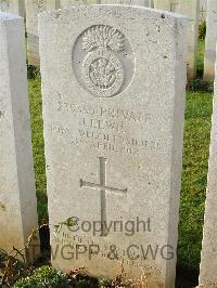 Bagneux British Cemetery Gezaincourt - Lewis, J