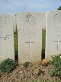 Bagneux British Cemetery Gezaincourt - Lewis, W H