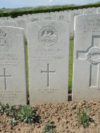 Bagneux British Cemetery Gezaincourt - Lowe, Walter