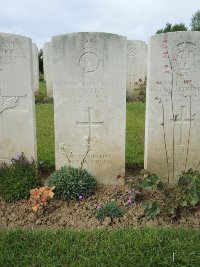 Bagneux British Cemetery Gezaincourt - MacKay, Angus