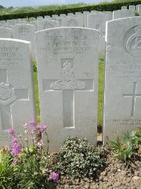 Bagneux British Cemetery Gezaincourt - MacOnochie, James