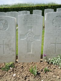 Bagneux British Cemetery Gezaincourt - Maisey, F H