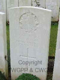 Bagneux British Cemetery Gezaincourt - Manford, W