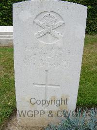 Bagneux British Cemetery Gezaincourt - Miller, F