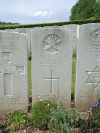 Bagneux British Cemetery Gezaincourt - Mills, Charles Herbert