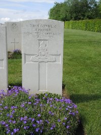 Bagneux British Cemetery Gezaincourt - Moore, J