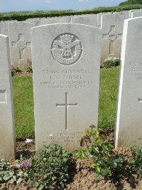 Bagneux British Cemetery Gezaincourt - Moore, L G