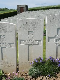 Bagneux British Cemetery Gezaincourt - Mundee, Charles William