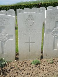 Bagneux British Cemetery Gezaincourt - Newland, Thomas William