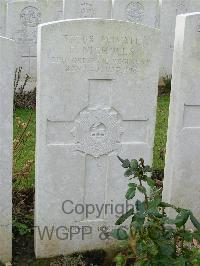 Bagneux British Cemetery Gezaincourt - Nicholls, F