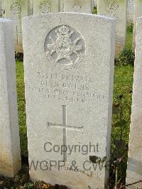 Bagneux British Cemetery Gezaincourt - Owens, Glyn