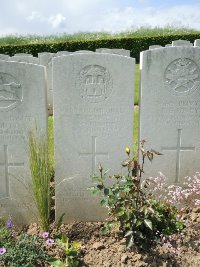 Bagneux British Cemetery Gezaincourt - Pearce, F