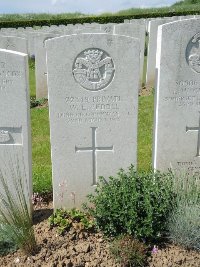 Bagneux British Cemetery Gezaincourt - Peddle, Wilfred Ernest