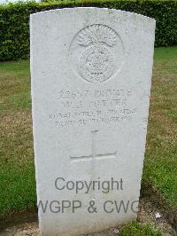 Bagneux British Cemetery Gezaincourt - Potter, William John