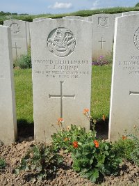 Bagneux British Cemetery Gezaincourt - Quinn, T J