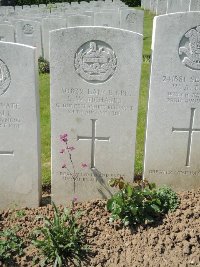 Bagneux British Cemetery Gezaincourt - Richards, E W