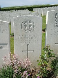 Bagneux British Cemetery Gezaincourt - Richardson, R H