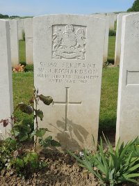 Bagneux British Cemetery Gezaincourt - Richardson, W J