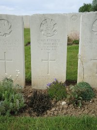 Bagneux British Cemetery Gezaincourt - Roberts, W