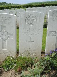 Bagneux British Cemetery Gezaincourt - Rowe, Edwin William