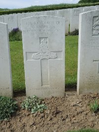 Bagneux British Cemetery Gezaincourt - Simmons, George James