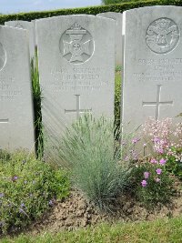 Bagneux British Cemetery Gezaincourt - Sofield, A J B